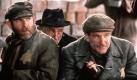 1999 war Robin Williams Jakob der Lügner. Er spielte in dem Kinofilm einen Juden. der 1944 im Warschauer Ghetto mit dem Arzt Dr. Kirschbaum (Armin Mueller-Stahl, Mitte) und anderen Leidensgenossen eine karge Mahlzeit einnimmt. Hunger, Krankheit und Tod sind Alltag in dem jüdischen Ghetto in Polen während des zweiten Weltkrieges. Jakob gibt den Bewohnern ein Stück Hoffnung: Er erfindet Nachrichten über alliierte Erfolge gegen die Nazis, die sich wie ein Laufffeuer im Ghetto verbreiten.  Foto: dpa