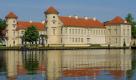 Die Stiftung Preußische Schlösser und Gärten Berlin-Brandenburg (SPSG) feiert dieses Jahr das 20-jährige Jubiläum des Museumsschlosses Rheinsberg. Bei zahlreichen Veranstaltungen und Führungen an diesem Tag konnten die Besucher die wechselvolle Geschichte des Schlosses erleben und Restauratoren bei ihrer Arbeit beobachten. Hier ist richtig, wer in die Welt des 18. Jahrhunderts abtauchen will und die Schlafgemächer Friedrich des Großen bestaunen will. Foto: dapd
