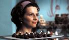 Juliette Binoche ist wandlungsfähig: Mal ist sie Geliebte (Damage) oder Witwe (Drei Farben: Blau), mal fesch in Kostümfilmen (Der Husar auf dem Dach) oder flott in romantischen Komödien wie Chocolat. Für die Rolle der Zuckerbächerin wurde sie 2000 für den Oscar als beste weibliche Hauptrolle nominiert.  Foto: dpa