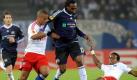 Dennis Aogo (l) und Zé Roberto (r) vom HSV versuchen Kanu vom Ball zu trennen. Foto: dpa