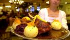 Der Klassiker unter den Festtagsbraten: Weihnachtsgans mit Klößen und Rotkohl. Über das leckere Essen freuen sich auch die Fettzellen. Eine Portion des Festschmauses liefert satte 770 Kilokalorien. Hier hilft nur noch eins: Essen und für danach einen langen Spaziergang einplanen. Foto: ddp