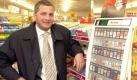 Der Erfinder der 'Smokythek', Sven Olsen aus Flensburg, steht (am 16.10.00) neben seiner Erfindung, einer Art Zigarettenautomat fuer den Einzelhandel, am Kassenbereich eines Supermarktes. Die 'Smokythek', bereits in vielen europaeischen Maerkten etabliert, steht direkt im Blickfeld der Kassierer/ in. Der Kunde waehlt Zigarettenmarke und Anzahl und die Zigaretten fallen direkt auf das Laufband. Diebstahl wird somit ausgeschlossen. Foto: Tim Riediger / ddp *** Local Caption *** 00040220 Foto: ddp