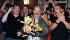 Vor gut einem Jahr ist das Borussia-Dortmund-Maskottchen aus einer Kneipe entführt worden. Der Niederländer Theo Hendriks (Mitte) hat Emma nun wieder heimgebracht. Foto: dpa
