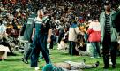 Im April 2001 drängen Tausende Fans zu den Eingängen des Ellis-Park-Stadions in Johannesburg (Südafrika), das mit 60.000 Zuschauern bereits gefüllt ist. Laut Augenzeugen geht die Polizei mit Tränengas gegen die Menge vor. 43 Menschen sterben, rund 160 werden bei der Massenpanik verletzt. Foto: dapd