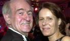 Bundespräsident Johannes Rau tanzt mit seiner Frau Christina zu Beginn des Bundespresseballs in Berlin (Archivfoto vom 24.11.2000). Der ehemalige Bundespräsident Rau (1931-2006) war mit der 25 Jahre jüngeren Politologin Christina geborene Delius verheiratet. Sein Junggesellendasein hatte er erst im Alter von 51 Jahren aufgegeben.
 Foto: dpa