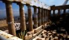 Ein Schmetterling sitzt auf einer Brüstung vor der neu gestalteten Ausgrabungsstätte des Parthenon-Tempels auf der Akropolis in Athen. Beim Besuch des griechischen Staatspräsidenten anlässlich der Fertigstellung des 2001 begonnenen Projekts nutzten Arbeiter ihre Chance, um gegen die Arbeitssituation vor Ort zu protestieren: Seit Monaten erhalten die Restaurationshelfer keinen Lohn. Foto: ap