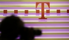 ** ARCHIV ** Ein Fotograf lichtet am 6. Nov. 2008, in Bonn waehrend der Bilanzpressekonferenz der Deutschen Telekom das Logo des Telekommunikationsunternehmens ab. Neben der Deutschen Bahn hat auch die Deutsche Telekom im grossen Stil Daten von Mitarbeitern erhoben. Bankverbindungen der Lieferanten seien im Zuge der Betrugsbekaempfung 'zu Testzwecken' mit den Lohn- und Gehaltskonten der Belegschaft verglichen worden, erklaerte das Unternehmen laut stern.de. (AP Photo/Frank Augstein) ** zu APD3066 ** --- ** FILE ** A Nov. 6, 2008 file photo shows a photographer taking images in front of the logo of Deutsche Telekom during a news conference in Bonn, western Germany. (AP Photo/Frank Augstein, File) Foto: ap