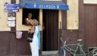 'Kapitalismus' in Kuba: Ein junger Mann hat sich in Havanna mit einem Eiscreme-Laden selbstständig gemacht, der aus wenig mehr als einem Loch in der Wand besteht.. Foto: Alejandro Ernesto Foto: dpa