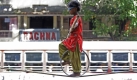 In den Straßen von Mumbai macht ein Mädchen Kunststücke auf einem Seil, um Geld zu verdienen. Foto: ap