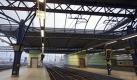 Leere Bahnsteige an einem Bahnhof in Brüssel: In Belgien hat ein Streik gegen das Sparprogramm der Regierung das öffentliche Leben zum Erliegen gebracht. Foto: Olivier Polet Foto: dpa