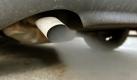 ARCHIV - Ein qualmender Auspuff (Archivfoto vom 18.02.2007, Illustration zum Thema CO2-Ausstoß bei Autos). Die USA lassen sich erstmals auf ein langfristiges Ziel beim Klimaschutz ein. Beim G8-Gipfel im japanischen Toyako verständigten sich die Staats- und Regierungschefs darauf, bis 2050 den Ausstoß an schädlichen Treibhausgasen mindestens zu halbieren. Foto: Ulrich Perrey +++(c) dpa - Bildfunk+++ Foto: dpa