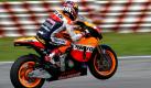 Der Italiener Andrea Dovizioso vom Repsol Honda Team probiert bei der ersten Testrunde der Vorsaison des World MotoGP in Kuala Lumpur aus, was seine Maschine kann.  Foto: dpa