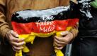 Mit der Faironika-Kuh für Die faire Milch durch flexible Milchmengenregulierung. Dafür demonstrierten die Milchbauern in Stuttgart vor dem baden-württembergischen Landwirtschaftsministerium. Zu der Aktion hat der Bundesverband Deutscher Milchviehhalter (BDM) aufgerufen, der die Lage der Milchbauern angesichts des Preisverfalls als dramatisch bezeichnete. Foto: ddp