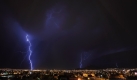 Bei einem Unwetter in Ciudad Juarez (Nordmexiko) erleucht eine Vielzahl an Blitzen den Abendhimmel. Foto: ap
