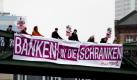Aktivisten vom globalisierungskritischen Netzwerk Attac hängen in Frankfurt am Main ein Banner an einer Brücke über dem Main auf. Die Aktion im Vorfeld einer für Samstag (12.11.11) geplanten Protestaktion steht unter dem Motto «Banken in die Schranken!». Foto: dapd