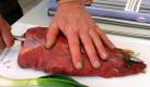 Die praktische Anwendung seiner einfachen und zugleich genialen Erfindung zum sekundenschnellen Spicken von beliebig großen Fleischstücken demonstriert am 17.01.2001 in Gößnitz (Altenburger Land) der Hobby-Koch Peter Bresagk. Der 62-jährige Rundfunk- und Fernsehmechanikermeister aus Eisenach hatte die Idee, mittels solcher Edelstahl-'Kanülen' mit abnehmbarer Spitze beispielsweise Speckstreifen oder Gewürzmischungen in Bratenfleisch einzubringen. Die Weltneuheit für Profi-Köche, deren Produktion inzwischen von der FEUMA Gastromaschinen GmbH Gößnitz aufgenommen worden ist, soll erstmals auf der Fachmesse Internorga im März 2002 in Hamburg vorgestellt werden. ZB FUNKREGIO OST/lth - Honorarfrei nur für Bezieher des ZB-Regiodienstes -  Foto: ddp