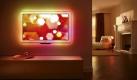 Mit 250 LEDs werden derRahmen und der Hintergrund des Aurea-Fernsehers fein abgestimmt in den Farben des Bildes beleuchtet. Foto: Philips