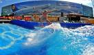 Vergesst Hawaii, Sdafrika oder Australien, den besten Surf-Spot findet ihr am Terminal 2 des Mnchner Flughafens! Hier steht seit heute ein Becken, in dem eine 1,50 Meter hohe, knstliche Welle fr den idealen Surfspa sorgt. Fr Surfer eine gelungene Abwechselung ohne lange Reisestrapazen. Laut dem Veranstalter ist es die grte und einzige stehende Welle an einem Flughafen. Bis zum 28. August kann in Mnchen noch gesurft werden. Foto: dpa