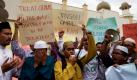 Malaysische Muslime protestieren vor eine Moschee in der Hauptstadt Kuala Lumpur. Der Hintergrund des Protestes ist, dass ein Gerichtshof es einer christlichen Zeitung  gestattet hat, das Wort Allah zu gebrauchen. Foto: dpa