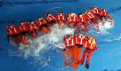 Marinerekruten trainieren im Kälteschutzanzug während der Rettungsmittelausbildung in der Schwimmhalle der Marinetechnikschule (MTS) in Parow. Fast alle Marinesoldaten erhalten ihre dreimonatige Grundausbildung an der MTS. Dabei erlernen die jungen Männer und Frauen das seemännische Basiswissen für den Dienst auf Schiffen der Bundesmarine. Jedes Quartal werden etwa 200 neue freiwillige Dienstleistende in Parow ausgebildet. Foto: dapd