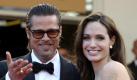 Angelina Jolie dementiert Hochzeitsgerüchte
Vorspann:	
Text:	
Los Angeles (dpa) - Angelina Jolie (36) hat Spekulationen dementiert, dass sie ihren langjährigen Partner Brad Pitt (47) bald heirate. Es sei keine «heimliche Hochzeit» in Vorbereitung, sagte die Hollywood-Schauspielerin in der neuen Ausgabe der US-Zeitschrift «Vanity Fair». 

«Ich bin nicht schwanger. Momentan adoptiere ich auch nicht», erklärte die Schauspielerin weiter. Seit Wochen zirkulieren Gerüchte über eine bevorstehende Trauung von «Brangelina».

Die sechsfache Mutter ist derzeit mit ihrem Regiedebüt beschäftigt. Ihr Kriegs- und Liebesfilm «In The Land Of Blood And Honey» kommt Ende Dezember in die US-Kinos. Sie habe das Drehbuch in wenigen Tagen geschrieben. Dann wollte sie den Stoff nicht aus der Hand geben, daher habe sie selbst die Regie übernommen, erklärt Jolie. Brad habe sie dabei voll unterstützt. Der Liebesfilm spielt in der Zeit des bosnischen Bürgerkrieges (1992-1995).
Ressort:	VIP Foto: dpa