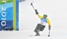 Martin Braxenthaler feiert den Gewinn der Goldmedaille im Slalom (sitzend) bei den Paralympics 2010 in Whistler, Kanada. Foto: dpa