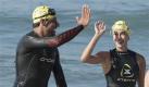 Schauspielerin Teri Hatcher (rechts, Desperate Housewives) tummelt sich lieber im Wasser als am Strand. Hier klatscht sie ihren Triathlontrainer Nabil Kazi ab. Foto: dapd