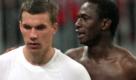 Manche können es einfach nicht erwarten: 2007 wechselte Lukas Podolski (links) vom FC Bayern München schon in der Halbzeitpause das Trikot mit Mahamadou Diarra von Real Madrid.

 Foto: dpa