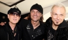 Die Scorpions dürfen natürlich auch nicht fehlen, wenn harte Musik aus Deutschland gefeiert wird. Gitarrist Matthias Jabs (Mitte) erinnert sich: Als ich ungefähr sieben Jahre bei den Scorpions war, da gab es plötzlich einen Neuankömmling auf dem Markt der Musikmagazine. Er hieß Metal Hammer und war erst ganz klein, doch wurde er dann sehr, sehr schnell sehr groß, und heute ist er 25 Jahre alt und wir alle gratulieren! Ich wünsche alles Gute für die nächsten 25 Jahre! Macht weiter so! Foto: ddp