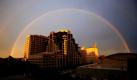 Immer wieder ein schönes Vergnügen: Nach einem kurzen Regenschauer zaubert die Sonne einen kräftigen Regenbogen - hier über Sacramento (USA). Foto: dapd
