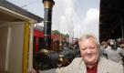 Der Urenkel des Lokomotivführers Wiliam Wilson, Klaus Nudinger, posiert am Samstag im Bahnhof in Fürth vor der Lokomotive Adler. 175 Jahre nach der ersten deutschen Eisenbahnfahrt, bei der William Wilson die Lokomotive Adler mit neun angehängten Wagen von Nürnberg nach Fürth führte, steuerte die Lok am Samstag erneut das Ziel Fürth an. Foto: ddp