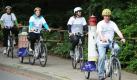 Mit einem Leuchtturm als Gepäck startet Jens Schulz (vorn) mit weiteren Teilnehmern am Freitag (18.06.2010) auf dem Gelände des Nationalparks Jasmund bei Sassnitz zur ersten Sternfahrt mit Elektro-Fahrrädern. Für die zehn Teilnehmer von der Insel Rügen ist das 1168 Kilometer entfernte Dorf Serfaus über dem Oberen Inntal in Tirol (Österreich) das Ziel. Am 25. Juni treffen sich dort rund 270 Mitstreiter der Sternfahrt, die neben Deutschland auch aus der Schweiz, Italien und Österreich kommen, zu einem Radlerfest. Foto: Stefan Sauer/lmv +++(c) ZB-FUNKREGIO OST - Honorarfrei nur für Bezieher des ZB-Regiodienstes+++ Foto: ZB-Regiodienstes