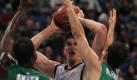 Bambergs Tibor Pleiss (M) versucht sich gegen die Panathinaikos-Abwehr durchzusetzen. Foto: Spyros Chorchoubas Foto: dpa