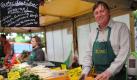 Auf dem Wochenmarkt werden die Waren frisch und häufig aus regionaler Produktion angeboten. Foto: dpa