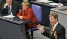 Wie Guido wird Deutschland? FDP-Chef Guido Westerwelle (r.) und Kanzlerin Angela Merkel (Mitte) im Bundestag. Foto: dpa