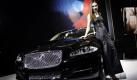 Ein Model posiert neben einem Jaguar XJ auf der 10. Auto Expo in Neu Delhi, Indien. Die Auto Expo findet vom 5. bis zum 11. Januar statt. Foto: ap