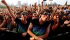Musikfans gehen bei der Performance der australischen Rockband Wolfmother beim Lollapalooza-Festival im Grant Park in Chicago richtig ab. 
 Foto: ap