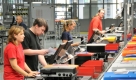 Mitarbeiter des Solartechnikherstellers SMA überwachen am Mittwoch (01.07.2009) in der neuen Produktionsanlage in Kassel die Endkontrolle von Wechselrichtern. Es ist die nach Firmenangaben größte Fabrik der Welt für sogenannte Wechselrichter an Solaranlagen, die am Mittwoch in Betrieb genommen wurde. In der 18 500 Quadratmeter großen und 45 Millionen Euro teuren Halle sollen jedes Jahr Wechselrichter mit einer Produktionsleistung von vier Gigawatt für den Weltmarkt entstehen. Wechselrichter wandeln den Gleichstrom aus Solaranlagen in netzüblichen Wechselstrom um und entscheiden dabei auch über den Wirkungsgrad der Anlage
 Foto: dpa