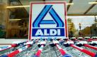 ARCHIV - Einkaufswagen stehen am 28.08.2010 in Hamburg vor einer Aldi-Filiale. Billig allein reicht Aldi nicht mehr: Auf der Suche nach neuen Umsatzbringern will der führende Discounter Medienberichten zufolge Markenprodukte von namhaften Herstellern in seine Regale nehmen. Aldi Nord und Aldi Süd führten derzeit intensive Gespräche mit großen Herstellern, berichtete die «Lebensmittel Zeitung» am Freitag (24.02.2012). Foto: Maurizio Gambarini dpa/lno (zu dpa:'Presse: Aldi will Markenartikel ins Regal nehmen' vom 24.02.2012) +++(c) dpa - Bildfunk+++ Foto: dpa