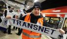 Ein Gewerkschafter hält am Dienstag (26.10.2010) in Berlin frühmorgens auf dem Bahnsteig des Bahnhofs Berlin Lichtenberg einen Schal mit dem Schriftzug der Transnet. Mitglieder der Bahnergewerkschaften Transnet und GDBA legten ab dem frühen Dienstagmorgen ihre Arbeit nieder, um für einheitliche Branchentarifverträge zu protestieren. Die beiden Gewerkschaften verlangen von den privaten Bahnunternehmen ein deutlich höheres Einkommensniveau als bisher angeboten. Foto: Tobias Kleinschmidt dpa/lbn +++(c) dpa - Bildfunk+++ Foto: dpa