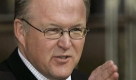 Göran Persson (Archivfoto vom 16.12.2005) hat zu seinem zehnten Amtsjubiläum als schwedischer Regierungschef auch die Rolle des Lobredners gleich selbst übernommen. Knapp eine Woche vor dem Jubiläum am kommenden Mittwoch (22.03.2006) rief der 57-jährige Sozialdemokrat Parteifreunde zu einer Feier in die Stockholmer Parteizentrale und stufte seine Ausdauer im Amt als «Sieg für den Wohlfahrtsstaat» ein.
 Foto: dpa