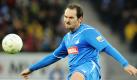 Fussball, 1. Bundesliga, 14. Spieltag, TSG 1899 Hoffenheim - Borussia Dortmund, Samstag (28.11.09), Rhein-Neckar-Arena, Sinsheim: Hoffenheims Josip Simunic (Kroatien) fixiert den Ball. Das Spiel endete 1:2. 
 Foto: ddp