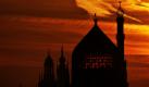 Elegant hebt sich das Ensemble der Türme der historischen Dresdner Altstadt mit der Frauenkirche, der Hofkirche und der orientalisch anmutenden Kuppel der Yenidze (v.l.) vor dem eindrucksvoll gefärbten Morgenhimmel ab. In den nächsten Tagen soll es in den Höhenlagen des Erzgebirges winterlich werden.
 Foto: dpa