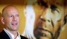 Kennen Sie Stirb langsam 2? Als Bruce Willis wie ein Irrer durch Flure eines Flughafens rennt, die ein Passagier nie zu sehen bekommt? Seien Sie Bruce Willis und retten Sie die Welt. Und sei es nur, dass Sie ihre Frau vor dem umkippenden Cappuccino retten. So wird die Wartezeit zum Abenteuer und Sie werden zum Helden. Foto: dpa