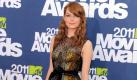 Eigentlich könnte Emma Stones Spitzenkleid von Bottega Venata ein Fashionknaller sein. Würde das goldene Bustier nur ihre Brüste nicht so unvorteilhaft platt drücken! Foto: dapd