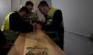 Israeli burial officials prepare the coffins of Toulouse shooting victims for their funeral, after they arrived to Israel, at a morgue in Jerusalem, Wednesday, March 21, 2012. The three children and a rabbi were gunned down on Monday in the deadliest school shooting France has ever known and the bloodiest attack on Jewish targets in decades. (AP Photo/Oded Balilty) Foto: dapd