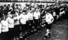 Grinsend schreitet Fritz Walter an seinen Mannschaftskameraden vorbei. Was der Sieg für die Menschen in der neugegründete Bundesrepublik bedeutet, kann in diesem Moment sicher keiner der Spieler ermessen.
 Foto: dpa