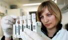 Eine biologisch-technische Assistentin hält in Rostock im Rahmen einer Pressekonferenz Blutproben von werdenden Müttern. Immer mehr junge Eltern lassen als Gesundheitsvorsorge für ihr Kind Nabelschnurblut einlagern. Foto: ddp