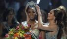 Die Mexikanerin Ximena Navarreteepa krönt ihre Nachfolgerin Leila Lopes zur neuen «Miss Universe». Foto: dpa