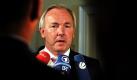Der amtierende Kärntner Landeshauptmann Gerhard Dörfler steht vor Beginn des BayernLB-Untersuchungsausschusses im bayerischen Landtag in München den wartenden Fernsehteams Rede und Antwort. In dem Ausschuss soll der milliardenschwere Fehlkauf der Kärntner Bank Hypo Group Alpe Adria (HGAA) durch die Bayerische Landesbank (BayernLB) aufgeklärt werden. Foto: dpa
